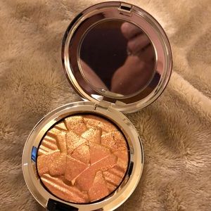 MAC Snowflushed extra dimension skinfinish.
